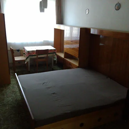 Tripokojovy Byt 100m2 S Terasou A Zahradou 300m2 Apartment *